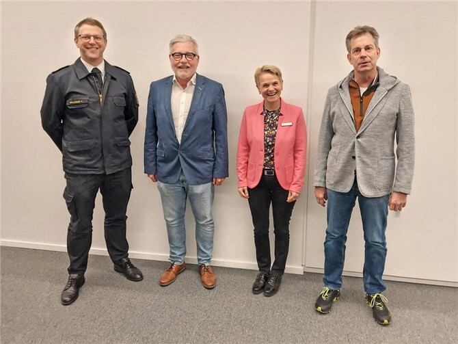Stefan Schaefer als Ärztlicher Leiter Rettungsdienst verabschiedet V.l.: Tobias Pflüger von der Integrierten Leitstelle Koblenz, der ehemalige Ärztliche Leiter Rettungsdienst Stefan Schaefer, die Leitende staatliche Beamte Susanne Bartscher, Dr. Christian Voigt, Ärztlicher Leiter Rettungsdienst. Foto: Kreisverwaltung MYK