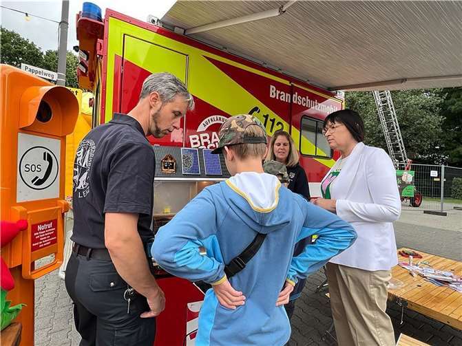V.l.: Torben Stöver und Annika Wolff demonstrieren Anette Moesta das Brandschutzmobil Pellenz. Foto: privat
