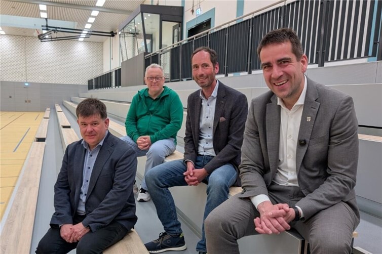 V.l.: Torsten Bölinger, Technischer Beigeordneter; Thomas Schloßbauer, Geschäftsführender Vorstand TV Rheinbach; Stefan Schwarzer, Schulleiter Städtisches Gymnasium Rheinbach; Dr. Daniel Phiesel, Bürgermeister.