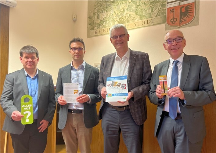 V.l.: Torsten Bölinger, technischer Beigeordneter, Thorsten Schmidt, Geschäftsführer Energieagentur Rhein-Sieg, Bürgermeister Ludger Banken sowie Dr. Raffael Knauber, Erster Beigeordneter. Foto: Stadt Rheinbach