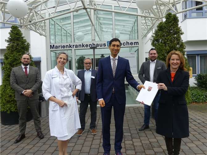 V.l.: Torsten Jörres, Kaufm. Direktor St. Marienkrankenhaus Berlin, Dr. Amelie Zühlke, Chefärztin und Ärztliche Leiterin, Andreas Weppler, Pflegedienstleiter, Thomas Wagner, Geschäftsführer, MdL Benedikt Oster, Heike Raab, Staatssekretärin. Foto: TE