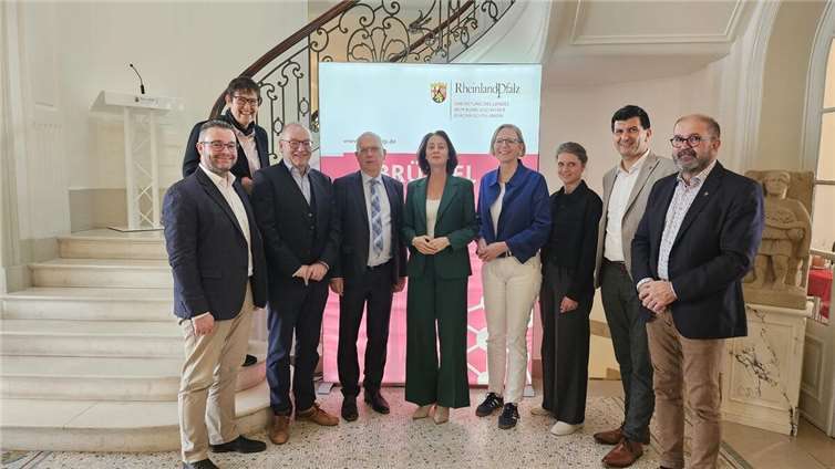 V.l.: Torsten Welling (MdL), Dr. Daniela Franke (Stellv. Landesdatenschutzbeauftragte), Dr. Rolf Meier (Abteilungsleiter), Prof. Dr. Dieter Kugelmann (Landesdatenschutzbeauftragter), Dr. Katarina Barley (Vize-Präsidentin des Europäischen Parlaments), Simone Schneider (Staatssekretärin), Franziska Reuter (Persönliche Referentin der Staatssekretärin), Daniel Schäffner (MdL) und Peter Moskopp (MdL). Foto: privat