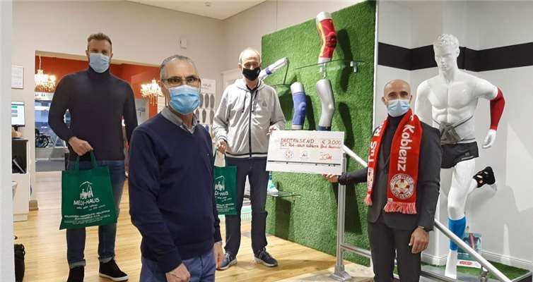 V.l.: Trainer Heiner Backhaus (RWK), sportlicher Leiter Chris Noll (RWK), Mannschaftsarzt Prof. Dr. Peter-Wolfgang Billigmann (RWK), Björn Besse (GF MEDI-CENTER).Foto: MEDI-CENTER