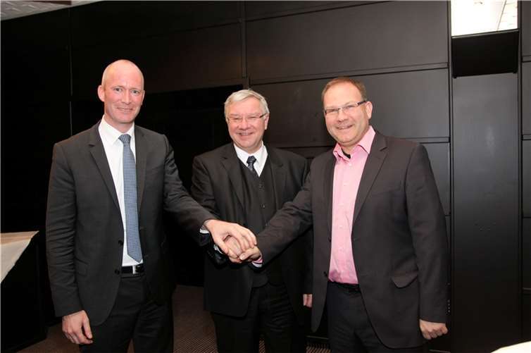 (V.l.) TuS-Geschäftsführer Ulrich Schulte-Wissermann, Oberbürgermeister Joachim Hofmann-Göttig und Tom Theisen