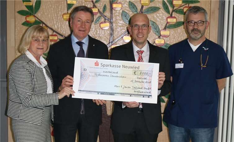 (V.l): Ulrike Börder-Sauerbrei (Vorstand Sonnenschein), Karl Jansen und Olaf Werner (beide Geschäftsführer Marx & Jansen Treuhand-GmbH) sowie Chefarzt Dr. Michael Ehlen bei der Spendenübergabe.privat