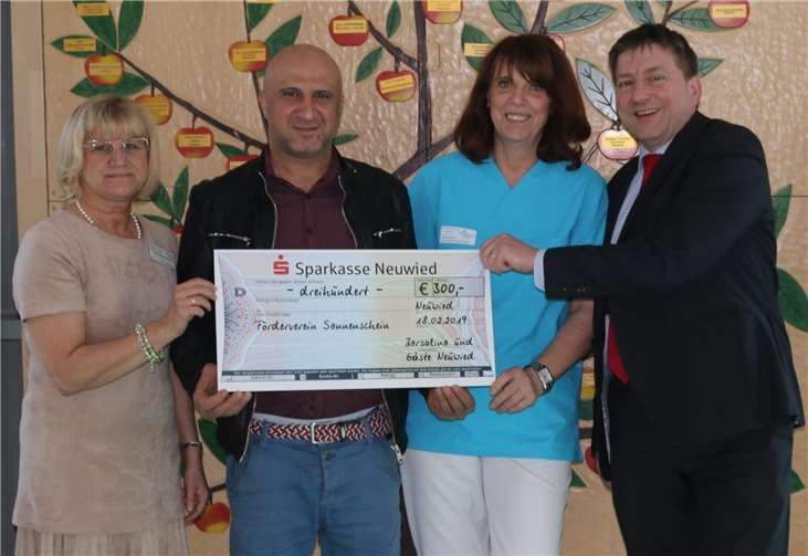 (V.l.) Ulrike Börder-Sauerbrei (Vorstand Sonnenschein) mit Altun Bilge, Zentrumleitung Gaby Welter und Dr. Marc Bohr (Vorstand Sonnenschein) bei der Spendenübergabe.Foto: privat