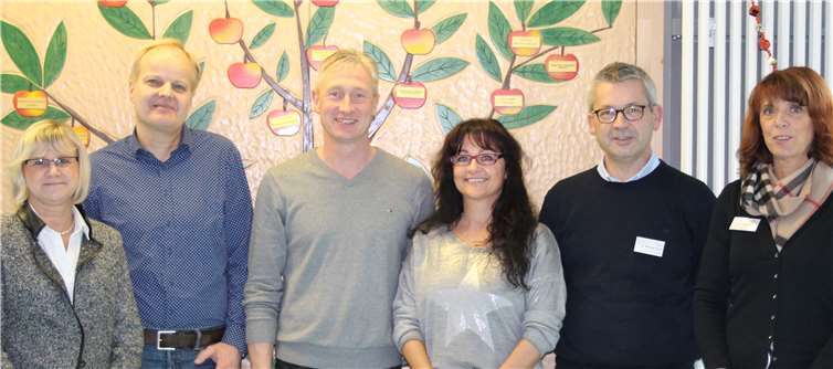 (V.l.): Ulrike Börder-Sauerbrei (Vorstandsmitglied Sonnenschein), Ralf Schubert, Ralf Bomm, Sabine Killewald, Chefarzt Dr. Michael Ehlen und Zentrumleiterin Pädiatrie Gaby Welter freuen sich auch 2018 über die Weihnachtsaktion. privat