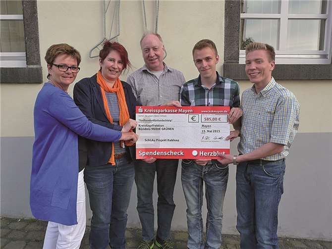 V.l.: Ulrike Linhsen, Birgit Meyreis und Klaus Meurer von der Grünen-Kreistagsfraktion Mayen-Koblenz mit Marcel Witt und Raphael Jefimow vom ScHLAu Projekt Koblenz.Bündnis 90/Die Grünen