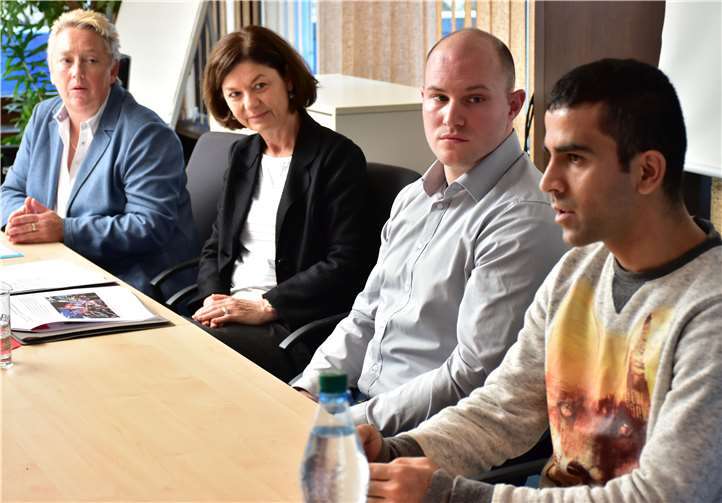 (V.l.) Ulrike Mohrs, Heidrun Schulz und Patrick Hansen hörten sich die Erfolgsstory von Farhad Valizada an. HEP