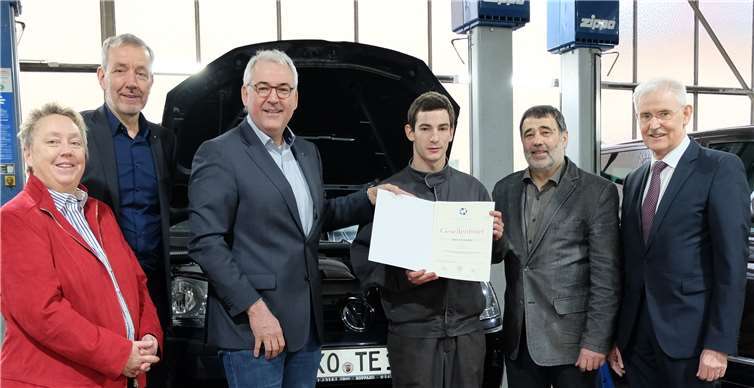 (V.l.) Ulrike Mohrs und Frank Schmidt, Geschäftsführer operativ der Agentur für Arbeit, Mark Scherhag, Vizepräsident der Handwerkskammer Koblenz, Rodrigo Tena Coello de Portugal (Madrid), Ausbildungsmeister Werner Merkenich und Hauptgeschäftsführer Karlheinz Gaschler. Archiv