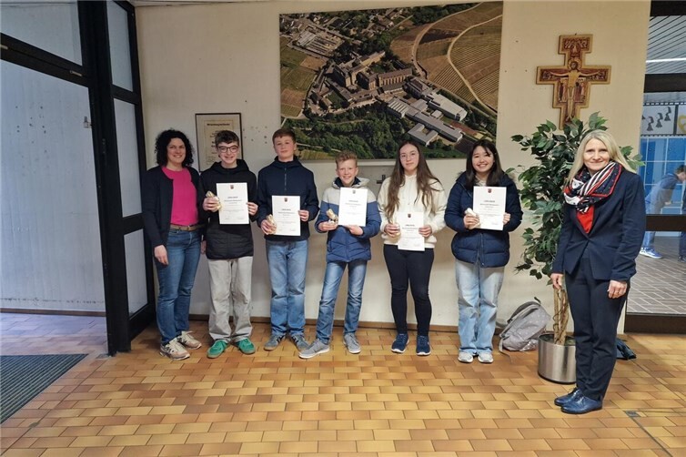 V.l. Ulrike Waldek (Fachvorsitzende), Maximilian Quandt, Nicolas Schallow, Simon Hagemann, Isabella Spittael, Miju Kreuzberg, Dr. Annette Gies (Schulleiterin).