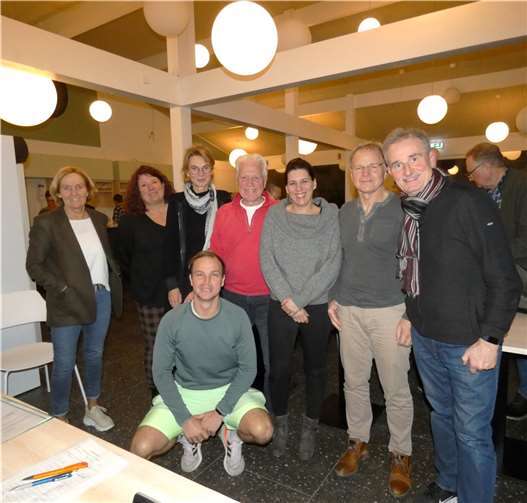 V.l.: Uschi Simonis (Förderverein), Elke Meckes (2. Vorsitzender), Anette Bartsch (Beirätin, DSM-Turnierdirektorin), Jörg Hahndorf (Geschäftsführer), (in der Hocke) Philipp Gödtel (Jugendleiter Tennis), Sonja Gottlieb (Sponsoring), Dr. Karl-Horst Gödtel, (1. Vorsitzender), Luc De Smedt (Pressewart). Es fehlten krankheits- oder urlaubsbedingt Dr. Carmen Breitbach (Schatzmeisterin), Peter Steinborn (Abteilungsleiter Volleyball), Sarah Hilchenbach (Eventkoordination) und Alexander Leeser (Abteilungsleiter Tennis). Foto: Andrea Hübner/Luc De Smedt