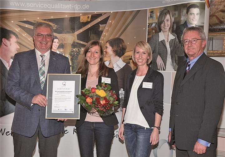 V.l.: Uwe Hüser, Staatssekretär im Ministerium für Wirtschaft, Klimaschutz, Energie und Landesplanung, Anja Fortier und Christine Schreiner, shapefruit AG, und Werner Klöckner, Aufsichtsratsvorsitzender der Rheinland-Pfalz Tourismus (RPT) GmbH, bei der Urkundenübergabe.privat