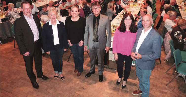 (V.l.): VG-Bürgermeister Maximilian Mumm, Monika Sauer (Präsidentin Sportbund Rheinland), Alke Peters (Referatsleiterin Gesundheitsförderung der Lebenswelten LZG RLP), Burkhard Nauroth (Erster Kreisbeigeordneter), Lea Bales (Stabsstelle Organisation, Gleichstellung, Familienfreundlichkeit im Kreis MYK und Rudi Zens (Kreisbeigeordneter MYK).Fotos: FRE