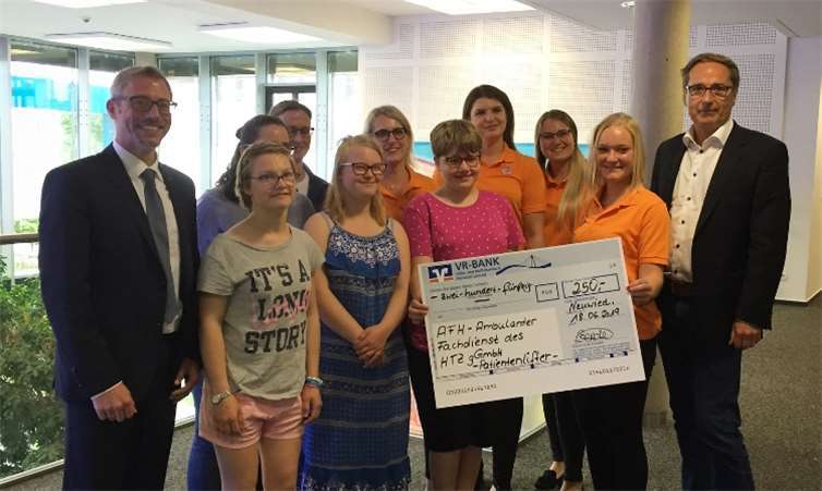 V.l.: VR-BANK-Vorstandsmitglied Matthias Herfurth, Koordinatorin der AFH Nadja Sarwar, Koordinatorin der AFH Sandra Schunk, Jugendliche des HTZ, VR-BANK-Ausbildungsleiterin Sonja Oswald, VR-BANK-Auszubildende Laura Michels, Alina Knue, Lara Bender und Geschäftsführer des HTZ gGmbH Thomas Voß.Foto: VR Bank
