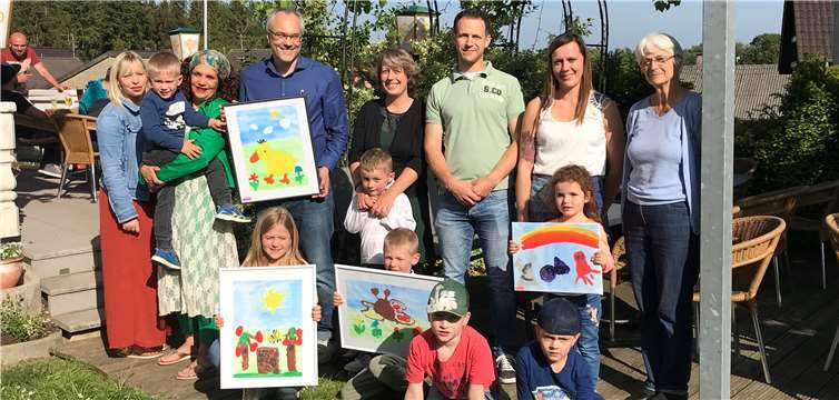 (V.l.) Vanessa Hilger, Betty Schneider, Jörg Schneider (alle Pfannkuchenmanufaktur), Daniela Freyaldenhoven, René Distelrath, Melanie Minge (alle Vorstand Kindergarten Spielbude), Frau Dr. Bode (Förderkreis Bonn) mit Kindern des Kindergartens.privat