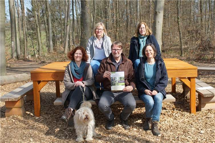 V.l. Vera Ströbel, Waldgesundheitstrainerin; Peggy Reyhe, Demenz-Netzwerke Rhein-Lahn, Hermann Schmidt, Waldpädagoge; Gabriele Schönweitz, Demenz-Netzwerke Rhein-Lahn; Astrid Haderlein, Stadt Lahnstein.  Foto: Pflegestützpunkt Lahnstein-Braubach