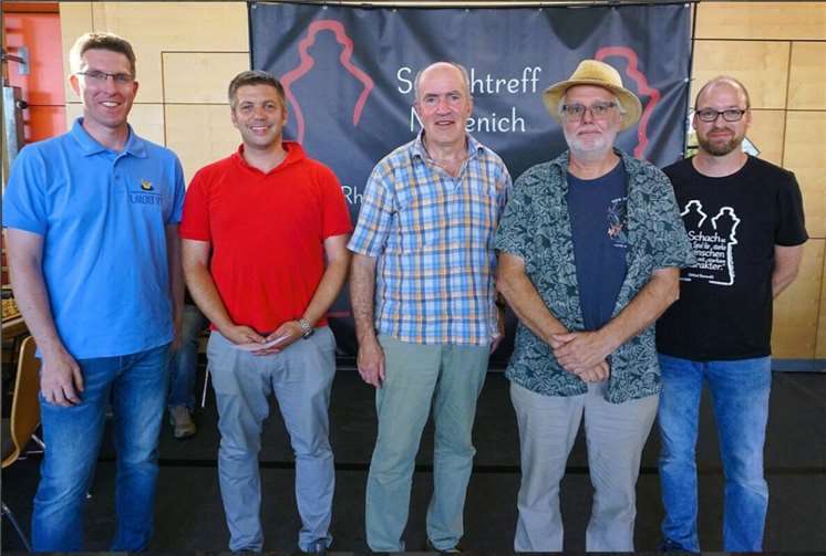 15. Rang bringt 80 Euro Preisgeld V.l.: Verbandsbürgermeister Sebastian Busch, Mathias Koslowski, Erwin See, Wolfgang Kutzner, Jens Wohde(Turnierleiter). Foto: privat