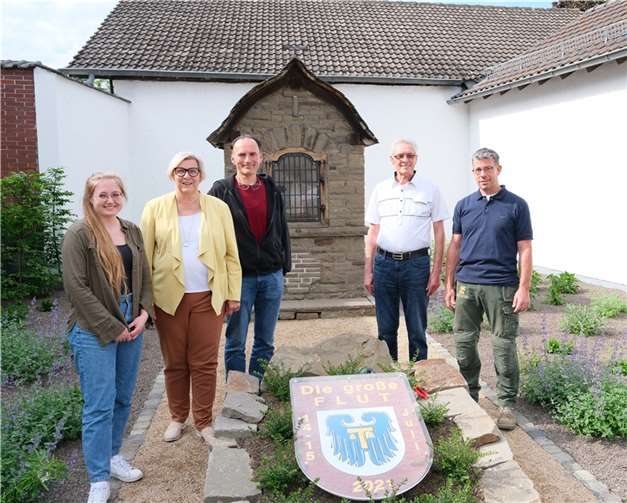 V.l.: Verena Müller - Gemeinde Swisttal, Bürgermeisterin Petra Kalkbrenner, Ralf Urfey - Alexianer Klostergärtnerei, Heinz Günter Kruse - Ortsvorsteher Straßfeld, Antonius Lantzerath - Antonius Lantzerath Garten- und Landschaftsbau. Foto: Gemeinde Swisttal