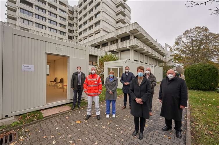 V.l.: Volker Grabe und Impfkoordinator Tom Schilling (beide DRK), beim Termin, Christiane Tietz (Mitarbeiterin des Kath. Klinikums), Josef Oster (MdB), Annette Schaade (Stellv. Kaufmännische Direktorin KKM) und Werner Hohmann (Hausoberer KKM), Leo Biewer (DRK).Foto: Katholisches Klinikum Koblenz - Montabaur, Sascha Ditscher