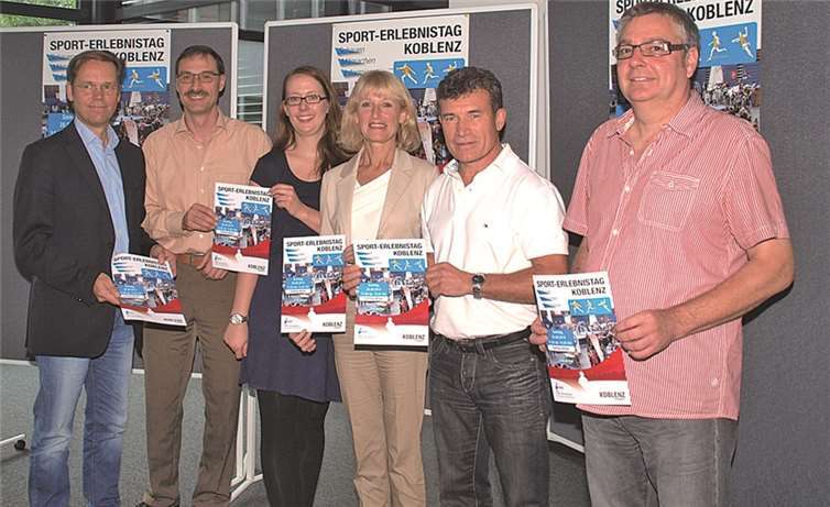 (V.l.) Volker Herb, Geschäftsführer der Conlog Arena, Rolf Müller, Vorsitzender Sportjugend Rheinland, Esther Helmert, Geschäftsführerin Kinder- u. Jugendbüro Koblenz, Bürgermeisterin Marie-Theres Hammes-Rosenstein, Josef Daitche, Sportjugend Rheinland und Rolf Fiedler, Sport- u. Bäderamt Koblenz.-US-