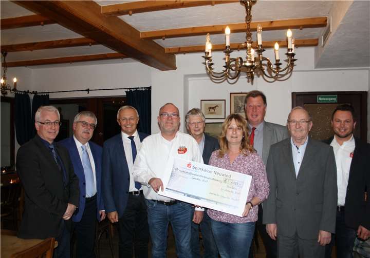 (V.l.) Volker Mendel (BM VG Puderbach), Wolfgang Runkel (Vorsitzender Gundlach-Stiftung), Achim Hallerbach (1. Kreisbeigeordneter des Kreises Neuwied und designierter Landrat), Jörg Kemmler (Geschäftsführer Getränke Kemmler GmbH), Reiner W. Schmitz (Beigeordneter VG Bad Hönningen), Kirsten Hardt (Beigeordnete VG Waldbreitbach), Horst Rasbach (BM VG Dierdorf), Heinz-Dieter Wagner (Beigeordneter VG Waldbreitbach), Hans-Peter Füllenbach (Assistent der Geschäftsleitung Getränke Kemmler GmbH).privat