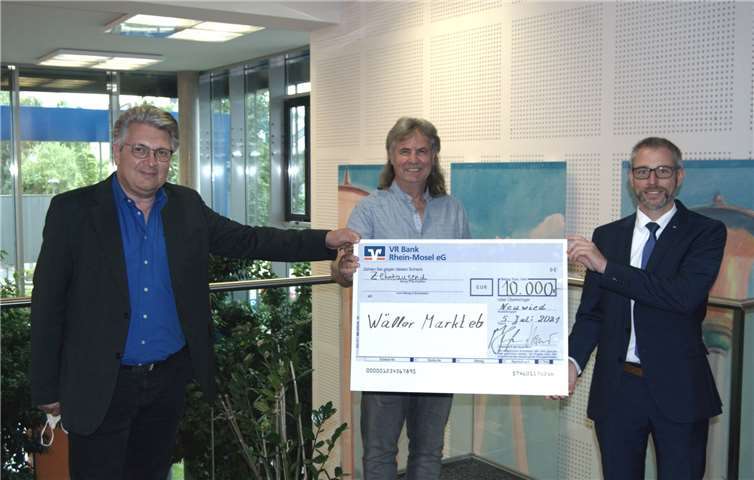 V.l.: Volker Wüst (Vorstand der Wäller Markt eG), Andreas Giehl (Vorstand der Wäller Markt eG), Matthias Herfurth (Vorstand der VR Bank Rhein-Mosel eG).Foto: VR-Bank