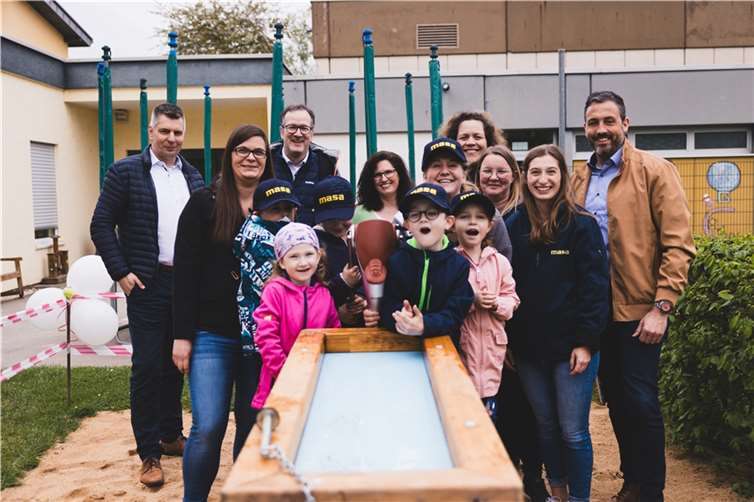 V.l.: Volker Zurheide (CEO Masa GmbH), Christine Zängerle (Förderverein Kita), Sven-Olaf Jung (Marketing Masa GmbH), Tanja Menzel (Kita Leitung), Tamara Lemer (Förderverein Kita), Carina Schneider (Förderverein Kita), Andrea Breuer (Förderverein Kita), Amina Durben (Marketing Masa GmbH) und Christian Greiner, Oberbürgermeister der Stadt Andernach.  Foto: Stadt Andernach/Marc Ortiz