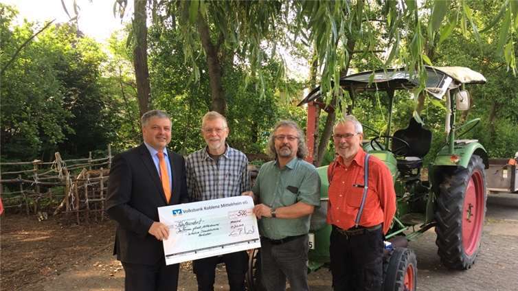 (V.l.): Volksbank-Marktbereichsleiter Ralf Weinand, Bernhard Bäumer, Initiator der Initiative Streuobstwiesen Oberbieber, Klaus Gleichauf, Geschäftsführer Informa gGmbH, Herr Schladt, Mitarbeiter Informa. Foto: Volksbank Koblenz Mittelrhein eG