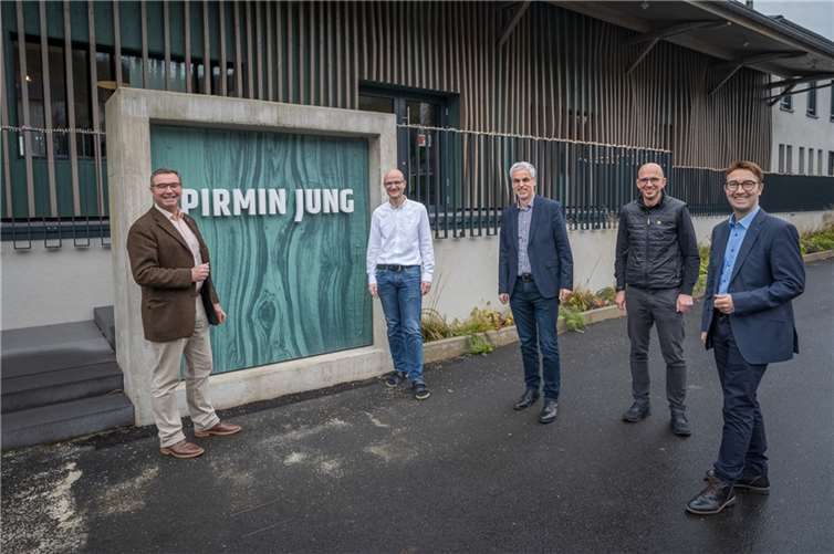 V.l.: Vor dem ausgezeichneten Firmensitz der PIRMIN JUNG Deutschland GmbH in Remagen: Der Erste Kreisbeigeordnete Horst Gies, Tobias Götz, geschäftsführender Gesellschafter, Erich Seul, Fachbereichsleiter, Sebastian Dienst, Prokurist, und Tino Hackenbruch, Leiter der Kreiswirtschaftsförderung.Foto: Bernhard Risse/Kreisverwaltung Ahrweiler