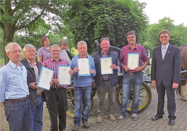 (V.l.): Vorsitzender Andreas Zentner, Günter Höger, Winfried Bast, Rudi Becker, Walter Pies, Manfred Höger, Thomas Leber vom Kreismusikverband. Hinten: Stellvertretende Vorsitzende Elke Gilles und Ehrenmitglied H-J Müsch. privat