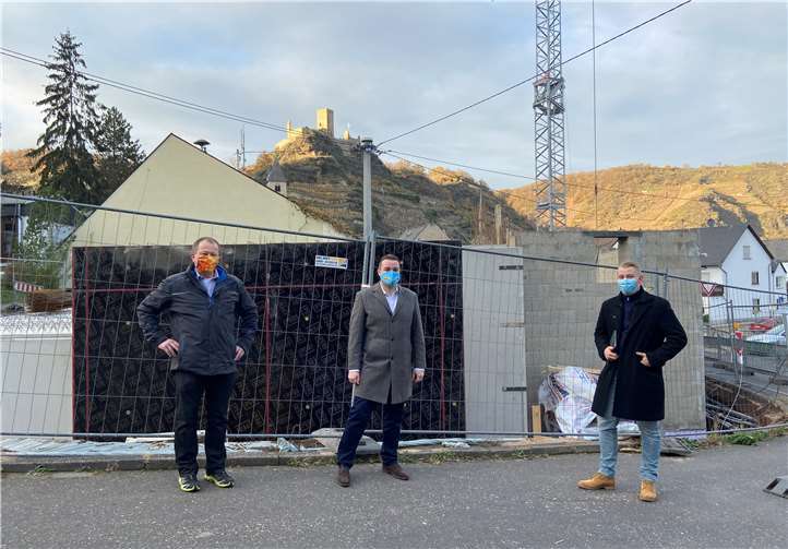 V.l.: Vorsitzender Jörg Johann, Landtagskandidat Torsten Welling und Fraktionsvorsitzender Maternus Dötsch vor dem Erweiterungsbau der Frw. Feuerwehr.Quelle: CDU Kobern-Gondorf