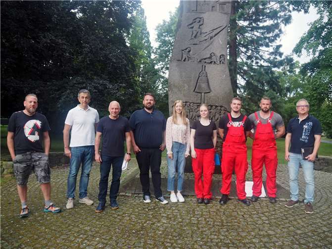 V.l.: Vorsitzender Personalrat Dennis John, Büroleiter Thomas Gutfrucht, Personalleiter Uli Kalb, Bürgermeister Christoph Mohr, Mona Klaassen, Melissa Blohm, Leon Kirchner, Abwassermeister Stefan Noll, stell. Werkleiter Michael Frömbgen. Foto: Stadtverwaltung Bendorf