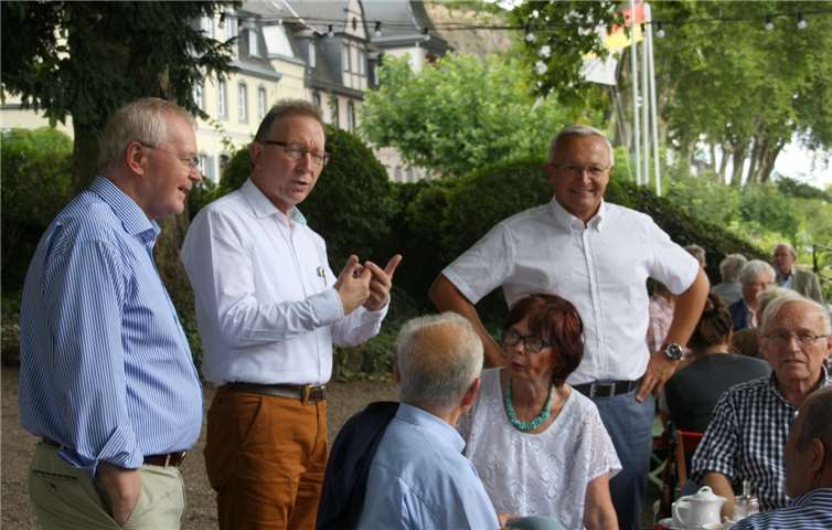 V.l.: Vorsitzender Reiner Kilgen kann bei den Veranstaltungen der Senioren Union auch immer wieder die Funktionsträger des Kreises Neuwied, wie hier Bundestagsabgeordneten Erwin Rüddel und Landrat Achim Hallerbach, begrüßen.privat
