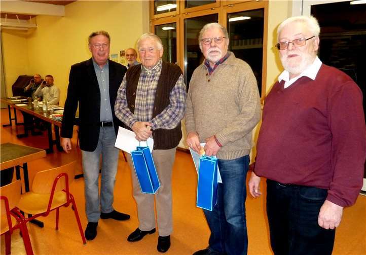 (V.l.:) Vorsitzender Rudi Runkel und die Jubilare Werner Hillen und Rudolf Jost mit Schatzmeister Hilmar Korb. Foto: privat