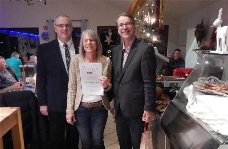 (V.l.) Vorsitzender VdK Ortsverband Heimbach-Weis, Hans-Peter Groschupf, Ursula Dillenberger und Sven Lefkowitz, Vorsitzender VdK Ortsverband Heddesdorf.privat