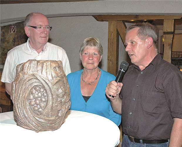 V.l.: Vorsitzender der St. Catharina Gilde Mat. Sauren, Truus Sprockel, Geschäftsführer Rudolf Mies.