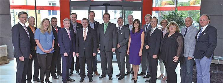 (V.l.) Vorstandsmitglied Karl-Josef Esch, Jens Lichtenberg, Anne Püsch, Robert Ollig, Vorstandsvorsitzender Peter Schaaf, Vorstandsmitglied Christoph Weitzel, Vorsitzender des Verwaltungsrates Landrat Dr. Alexander Saftig, Uwe Berens, Georg Moesta, Kurt Schmitz, Klaus Meurer, Mechthild Heil, Marc Ruland, Jochen Siewert, Doris Laux, Claudia Blotzki, Bernhard Mauel und Achim Hütten.  Privat