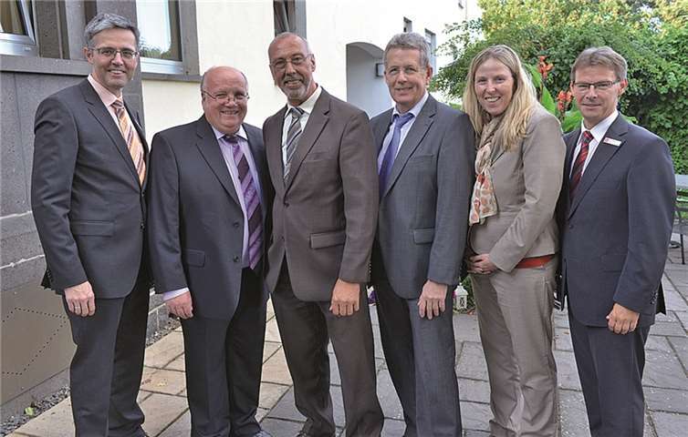 V.l.: Vorstandsmitglied Karl-Josef Esch, Peter Bast, Paul Rosenbaum, Fredi Schröter, Personalrat Anne Püsch, Personalleiter Karl-Heinz Nigbur. KSK MY