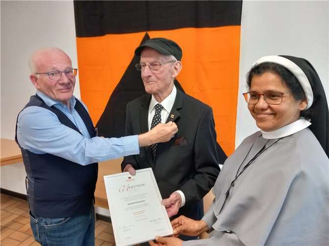 V.l.: Vorstandsvorsitzenden Werner Hammes mit dem Jubilar Joachim Faustmann und der geistlichen Leitung Schwester Jyothi.  Foto: Christoph Menzenbach