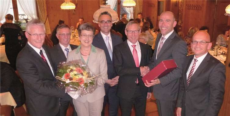 V.l. Vorstandsvorsitzender Dieter Zimmermanm, Personalratsvorsitzender Dieter Adams, Irmgard Bell, Privatkundenleiter Michael Jünger, Robert Bell, Vorstandsmitglied Guido Mombauer und Marktbereichsleiter Christoph Frings. privat