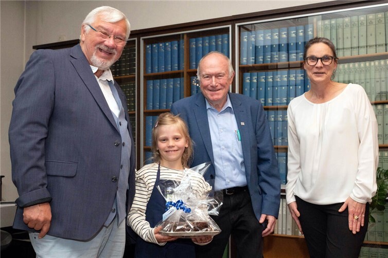V.l. Vorstandsvorsitzender von Joho-Schängel-Stiftung Prof. Dr. Joachim Hofmann-Göttig, Mitte hinten Gerd Knebel und vorne Elin Blinn vom Kinderwingert Winningen, re: Geschäftsführerin der Joho-Schängel-Stiftung Alexandra Künster.