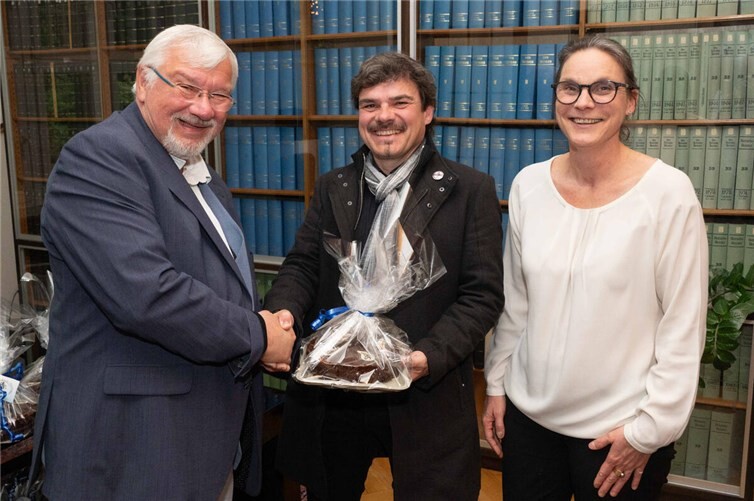 V.l. Vorstandsvorsitzender von Joho-Schängel-Stiftung Prof. Dr. Joachim Hofmann-Göttig, Mitte:David Lopez Lareki von Txengel Etxea e.V. und re: Geschäftsführerin der Joho-Schängel-Stiftung Alexandra Künster.