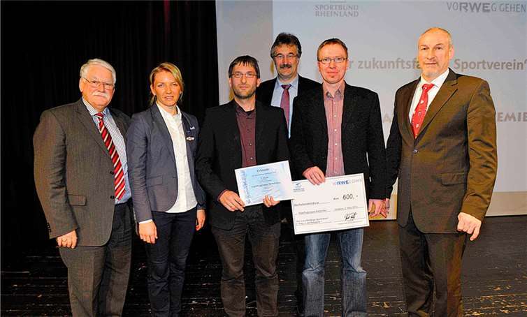 (V.l.) Walter Desch (Vizepräsident des Sportbundes Rheinland); Lilli Schwarzkopf (Olympia-Silbermedaillengewinnerin im Siebenkampf); Uwe Bodenheim (2.Vorsitzender SFG Wershofen); Dr. Lothar Oelert (Leiter Hauptregion Rheinland-Pfalz der RWE Deutschland AG); Christian Grau (1.Vorsitzender SFG Wershofen) und Fred Pretz (Präsident des Sportbundes Rheinland). Sportbund Rheinland