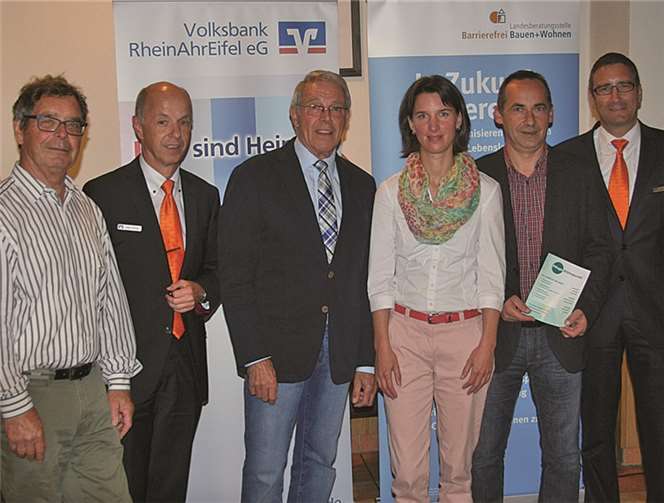 V.l. Walter Hoffmann, stv. Aufsichtsratsvorsitzender - Alex Frings, Filialleiter Adenau - Peter Nett, 1. Beigeordneter Stadt Adenau - Ute Möseler, Landesverband barrierefrei bauen + wohnen - Friedhelm Benner, Pflegestützpunkt Adenau - Herbert Thelen, Direktor Regionalmarkt Eifel. privat