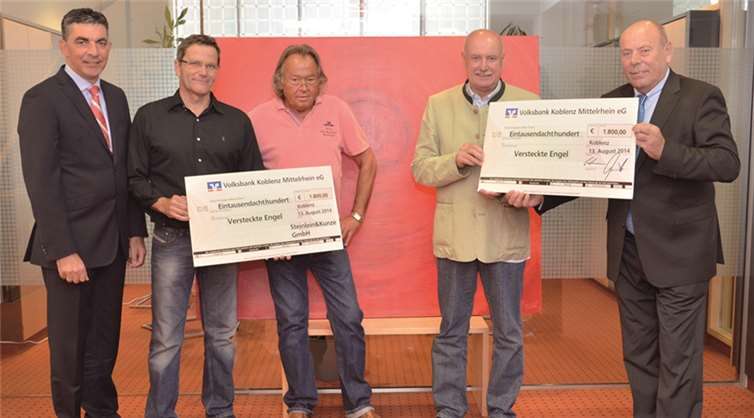 (V.l.) Walter Müller, Vorstand Volksbank Koblenz Mittelrhein, Käufer Günther Pauli, Künstler Gerhard Poeplau, Bernd Neitzert, Koblenzer Tafel, Theodor Winkelmann, Vorstandsvorsitzender Volksbank Koblenz Mittelrhein.  privat