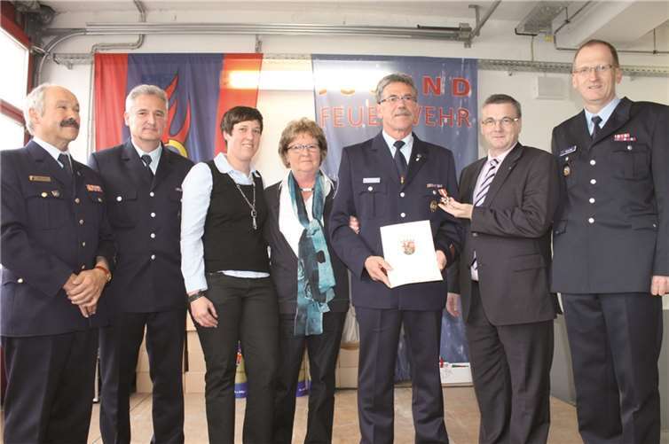 (V.l.) Walter Weber, Kreisfeuerwehrinspekteur, Horst Klee, zukünftiger Kreisfeuerwehrwart, Bernd Baumann, stellvertr. Kreisjugendfeuerwehrwart, Dieter Zimmermann, scheidender Kreisfeuerwehrwart, mit Tochter und Ehefrau, Landrat Dr. Alexander Saftig, Rainer Nell, stellvertr. Kreisfeuerwehrinspekteur. Zimmermann erhielt von Landrat Dr. Alexander Saftig zum Abschied das Goldene Feuerwehrehrenzeichen am Bande. L. Pies