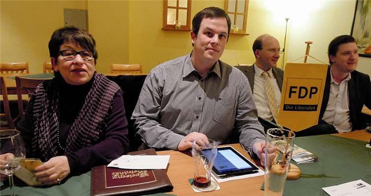 (V.l.) Waltraud Euker, Kassenwartin und Vorsitzender Philipp Euker beim Tätigkeitsbericht vor der Versammlung, daneben die Ratsmitglieder Jürgen Lammertz und Sascha Seniuk (Stellv. Vorsitzender).  Privat