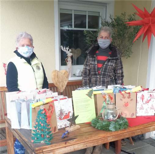 V.l. Waltraud Schumann und Walburga Klein von der Kinder-AG haben 25 Weihnachtstüten gepackt. Foto: privat