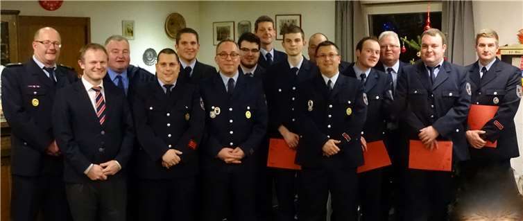 V.l.: Wehr- und Amtsleiter Wilfried Hausmann, Oberbürgermeister Jan Einig und Löschzugführer Bernd Essing (h.M.) gratulierten den Kameraden des Löschzuges Heimbach-Weis  privat